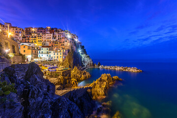 Das Dorf Manarola in der Abenddämmerung, Cinque Terre, Riviera di Levante, Provinz La Spezia,...