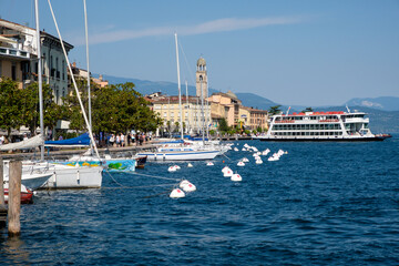 Obraz premium Segelboote im Hafen von Salò, Gardasee, Provinz Brescia, Lombardei, Italien