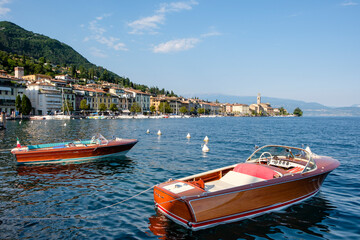 Fototapeta na wymiar Motorboote im Hafen von Salò, Gardasee, Provinz Brescia, Lombardei, Italien
