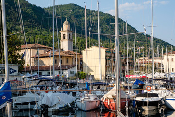 Segelboote im Hafen von Salò, Gardasee, Provinz Brescia, Lombardei, Italien