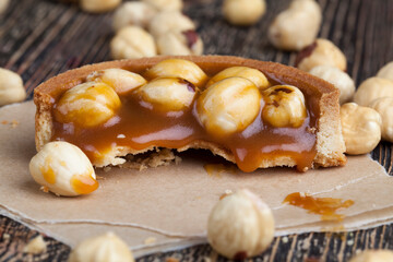 round tartlet with salted caramel and roasted hazelnuts