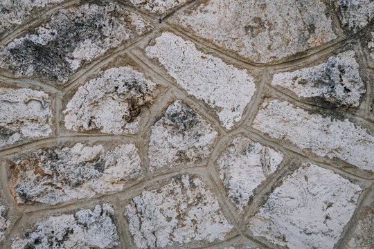 Steinplatten am Boden in einer Stadt. 