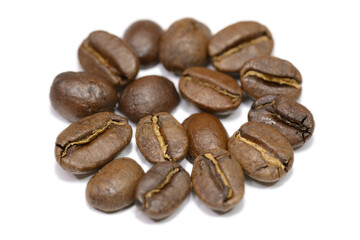 白背景の深煎りのコーヒー豆