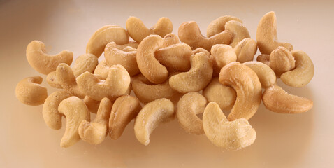 Cashewkerne gesalzen auf hellem Fond