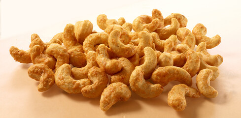 Cashewkerne  pikant mit Kaese ueberbacken