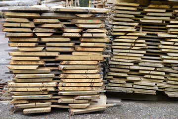 bois de chêne coupe en planche et stocké à la  scierie