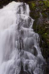 lunga esposizione acqua di una cascata delle dolomiti, una splendida cascata con del bel muschio verde di fianco, la bellezza dei panorami delle dolomiti.