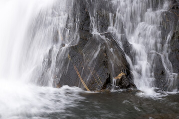 lunga esposizione acqua di una cascata delle dolomiti, una splendida cascata con del bel muschio...