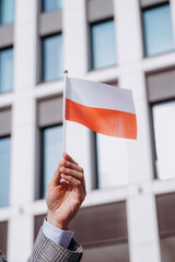 Polska flaga na tle budynku - obrazy, fototapety, plakaty