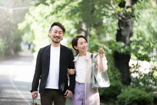 A couple on a shopping date at sunnyday - Powered by Adobe