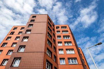Immeuble contemporain sur fond de ciel bleu