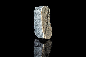 skała lub kamień na czarnym jednolitym tle