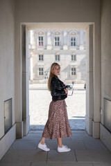 Wundersch&ouml;ne Frau im Leoparden Muster Kleid spazierend im Sommer an der Spree Berlin Studio Blitzlicht