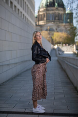 Wunderschöne Frau im Leoparden Muster Kleid spazierend im Sommer an der Spree Berlin Studio Blitzlicht