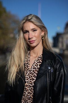 Wundersch&ouml;ne Frau im Leoparden Muster Kleid spazieren im Sommer an der Spree Berlin