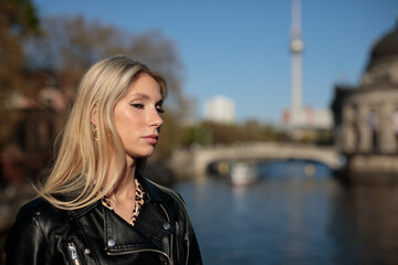 Wunderschöne Frau im Leoparden Muster Kleid spazieren im Sommer an der Spree Berlin