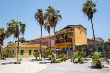 Fototapeta na wymiar architecture coloniale sur l'île de Gorée au large de Dakar au Sénégal en Afrique de l'Ouest