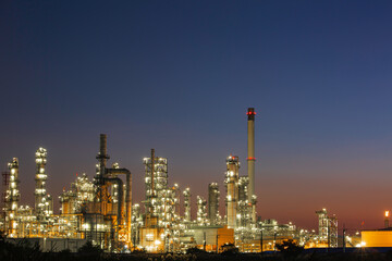 Obraz na płótnie Canvas Twilight scene of tank oil refinery plant and tower column of Petrochemistry