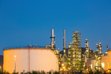 Obraz na płótnie Canvas Twilight scene of tank oil refinery plant and tower column of Petrochemistry industry