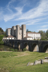 Fototapeta na wymiar Pont surplombant la rivière Gélise et moulin médiéval fortifiés du village de Barbaste (Lot-et-Garonne)