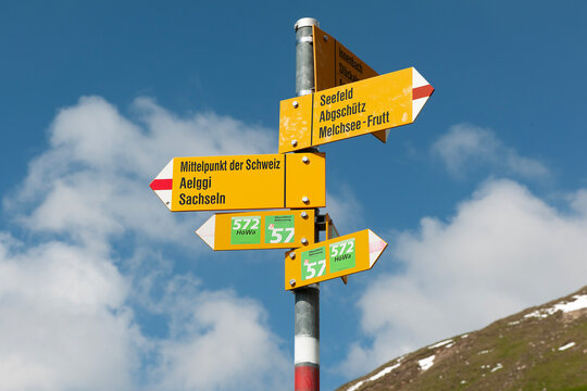 Wanderwegweiser im Mittelpunkt der Schweiz, Älgialp, Kanton Obwalden, Schweiz