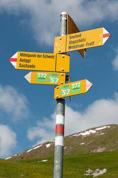 Wanderwegweiser im Mittelpunkt der Schweiz, Älgialp, Kanton Obwalden, Schweiz