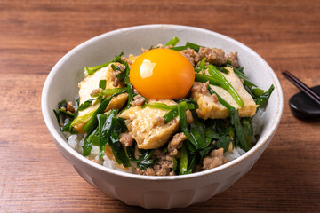 厚揚げとニラのスタミナ丼
