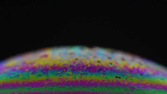 splendidi effetti che si creano sulla superficie delle bolle di sapone illuminate