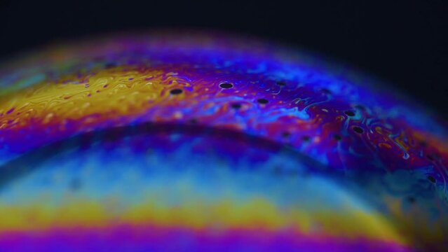 splendidi effetti che si creano sulla superficie delle bolle di sapone illuminate