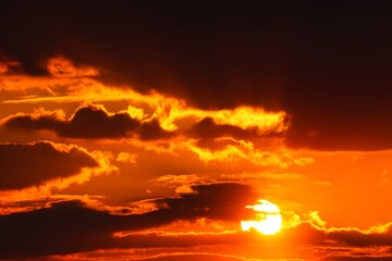 Sonnenuntergang mit dramatischen Wolken