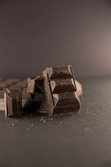 Tableta de chocolate negro sobre fondo oscuro. Copy space. Día del chocolate. 