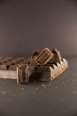 Tableta de chocolate negro sobre fondo oscuro. Copy space. Día del chocolate. 