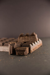 Tableta de chocolate negro sobre fondo oscuro. Copy space. Día del chocolate. 