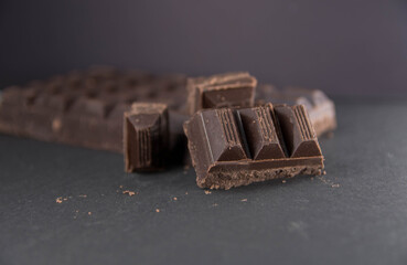 Tableta de chocolate negro sobre fondo oscuro. Copy space. Día del chocolate. 