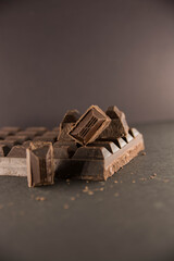 Tableta de chocolate negro sobre fondo oscuro. Copy space. Día del chocolate. 