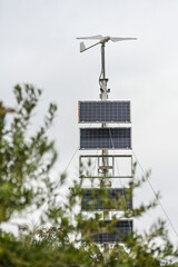 eolienne panneaux solaire photovoltaique environnement energie planète manquant entretien maintenance
