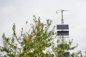 eolienne panneaux solaire photovoltaique environnement energie plan&egrave;te manquant entretien maintenance