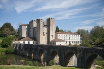 Obraz premium Vieux pont surplombant la rivière la Gélise et conduisant au moulin fortifié de Barbaste (lot-et-Garonne)