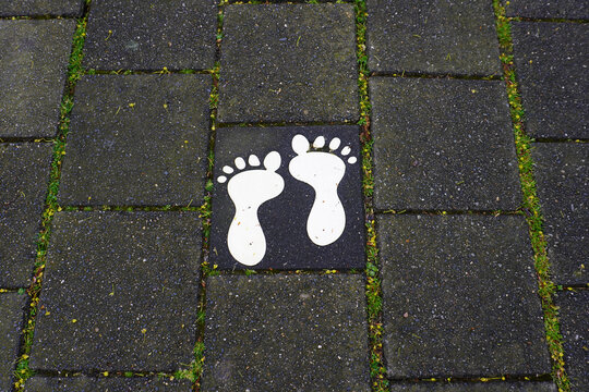 2 Füße als Symbol für den Fußgängerweg in der Stadt Gouda in den Niederlanden