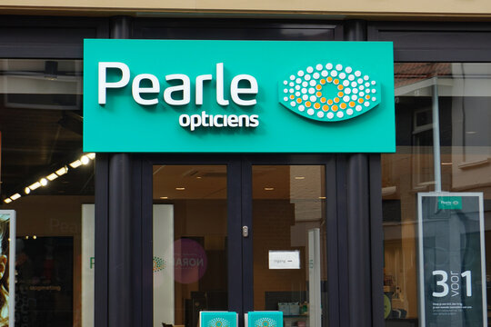 Pearle Optiker Firmenlogo über einem Geschäft in der Innenstadt in Gouda in Holland