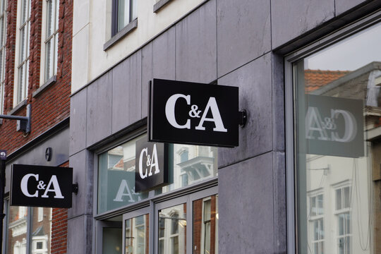 C&A Logo über einem Geschäft in der Innenstadt von Gouda in Holland