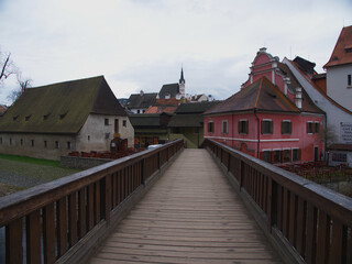 Český Krumlov è una città della Repubblica Ceca cresciuta attorno a un castello gotico e vicino al fiume Moldava