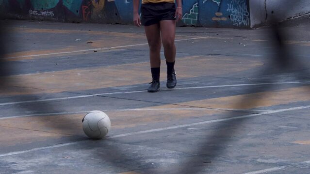 Atleta futebol feminino cobrando chutando falta gol empoderada parque brazil afro black