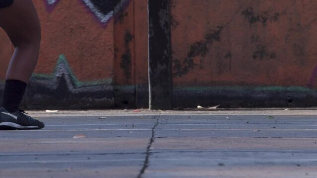 Menina chutando ao gol cobrando falta adolescente brazil afro empoderamento feminino