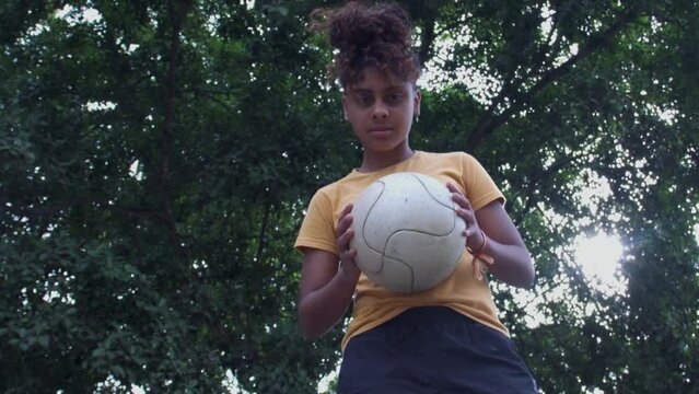 Olhar de jogadora de futebol empoderada brazil feminino girl power afro black 