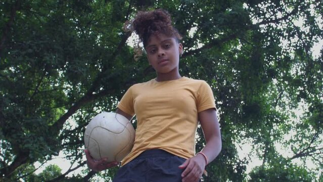 Atleta negra brasil retrato segurando bola de futebol