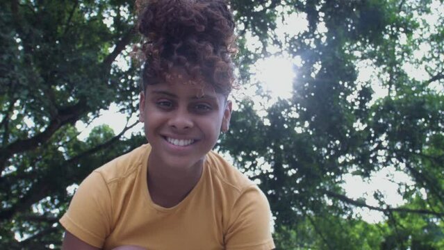 Jovem afro atleta empoderada sorrindo