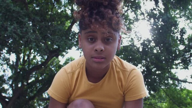 mulher adolescente negra levantando a cabe&ccedil;a ao sol close