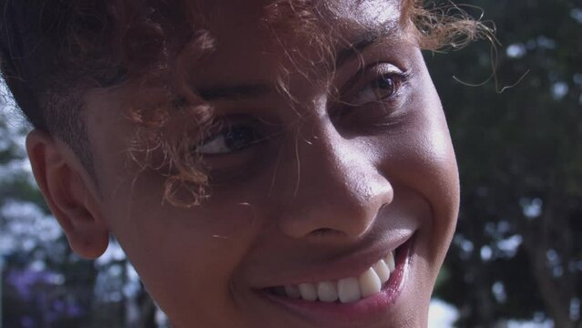 mulher negra atleta sorrindo close brazil