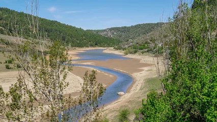 Fotobehang Río Cuervo , concepto de sequia y río con caudal mínimo visible , sequia en España concepto cambio climático © Tonikko